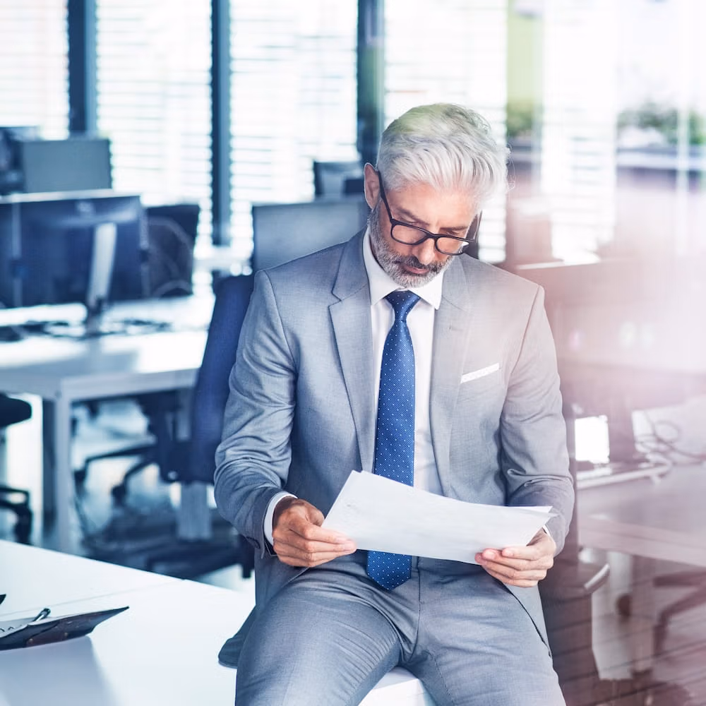 business man en gestion de patrimoine regarde des feuilles de resultats